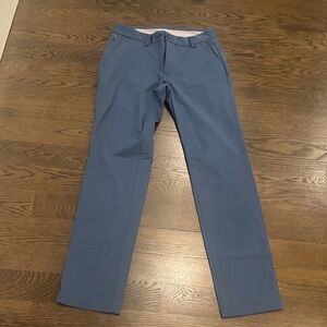 Vineyard Vines size 28x32 on the go blue pants